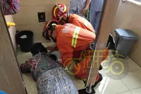 大妈太尴尬！金项链掉进厕所蹲坑，伸手去掏，结果卡牢了……图片