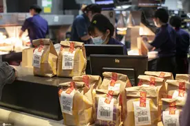 上海：麦当劳免费领麦辣鸡腿堡 市民排队需半小时图片