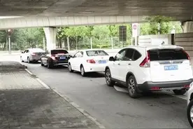 桥下掉头一次 需等两个灯时图片