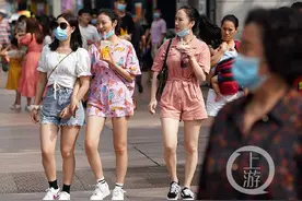 阴雨暂歇阳光初露街头 时尚美女街头如云图片