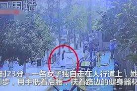 孕妇街头突然临盆，好心阿姨手托婴儿，群众迅速围成手术室助产图片