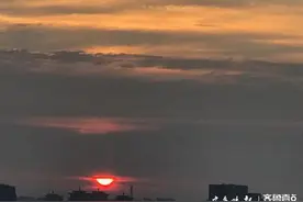 日出“血阳”红似火图片