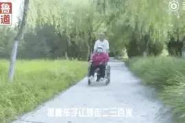 超有爱！57岁大叔学鬼步舞，只为跳给她看图片