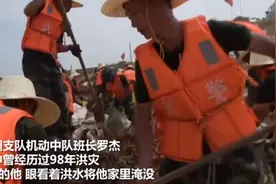98年洪灾获救男孩成为抗洪战士，当年他眼看着家里被淹没图片