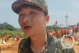 退伍老兵20年后重回部队参与一线抗洪：就想和战友一起战斗图片
