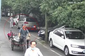 男子当古董收藏的旧自行车被人当破烂收走，民警当天帮忙找回图片