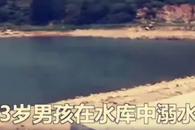 是亲生的吗？儿子不会游泳还是被父亲带下水……图片