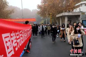 7省份同日举行公务员省考 招录政策向基层倾斜图片