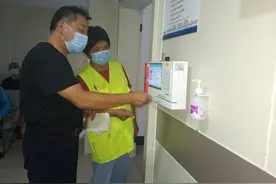 便民！区中心医院新增20台挂壁式自助机，患者在诊室门口就能挂号缴费图片