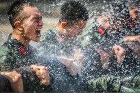 河北唐山：泥潭披甲！直击武警战士泥潭极限训练图片