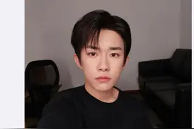 易烊千玺纪念开通微博七周年 晒帅气自拍感谢粉丝图片