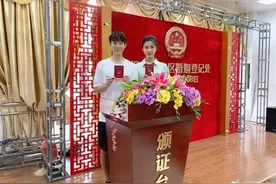 祝百年好合！国安队员巴顿今天与妻子领证啦图片