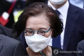 大韩航空掌门之母虐待9名员工获刑：用脚踢、打耳光、扔剪刀图片