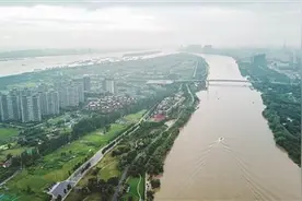 每公里一个防汛棚 24小时巡堤查险图片