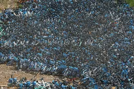 哈尔滨超千辆共享单车停放“坟场”图片