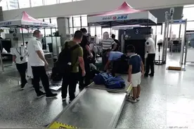 天呐！厦门火车站一女乘客踏上安检仪拿行李，小腿被卷入传送带……图片