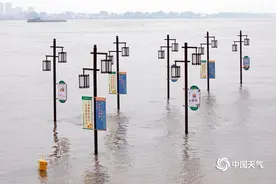 湖北鄂州江水猛涨  “万里长江第一阁”屹立江心岿然不动图片