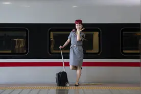 高铁小哥哥：给100万元也不换颜值！本报今起推出公共交通行业制服小哥哥小姐姐报道，请你来pick图片