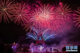法国庆祝国庆日 埃菲尔铁塔周围烟花绽放图片