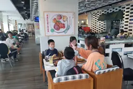 期末考试结束 亲子餐厅一座难求图片