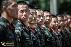 场面“硬核”！镜头直击武警官兵泥潭极限训练图片