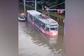 俄多地暴雨成灾：公交车被水困 街道上能游泳(视频)图片