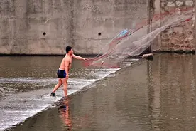 沙河水库大坝前有人撒网捕鱼视频封面