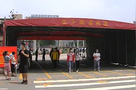 99秒丨济宁中考落下帷幕 家长考场外表示“不给孩子压力，能考什么样就什么样！”图片