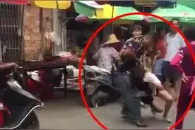 视频疯传！男子当街暴打一女子，抱起重重摔在地上！警方通报图片