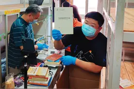 北京高校毕业“寄”：教授变身主播、搬运工，有学生收到了床图片