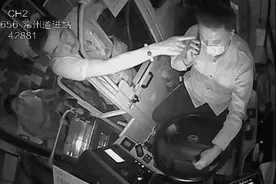 气愤｜天津一男子乘车不戴口罩！还辱骂司机、车内小便……图片