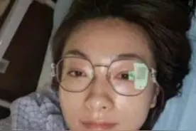 工作室晒万茜病床照状态好 get新装备单手冲浪图片