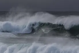 澳州气象局发布恶劣天气预警 悉尼海岸卷起巨浪图片
