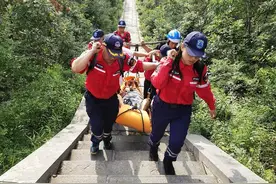 女子上嵩山不走寻常路摔断腿 180斤体重下山20多名救援人员轮流抬了4个小时图片