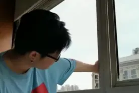 狂风中18楼窗户摇摇欲坠，少年手扶近两小时：怕窗户掉下去砸到人图片