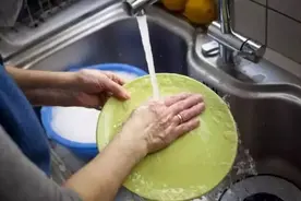 用它来洗碗，去污能力强还不伤手图片
