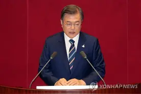文在寅国会大楼前突遭鞋击！扔鞋男子称要“让他感受侮辱”图片