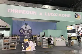 穿着时髦三枪T恤逛CCG是怎样的体验？这波神操作让83岁的三枪圈粉了图片