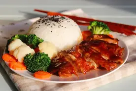 照烧鸡腿饭：肉质鲜嫩，酱汁浓郁，拌米饭一绝图片