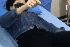 云南女子吃野生菌后看到小精灵，表情认真行为诡异，全家吃了就她中毒图片