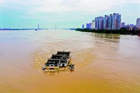 长江上的观音阁：洪流难撼“阁坚强”图片