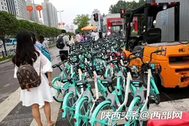 记者回访西安共享单车“停放乱象”：仍有非机动车道被占用图片
