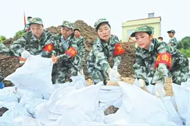 谁说女子不如男！洪湖市组建防汛抢险女子突击队图片
