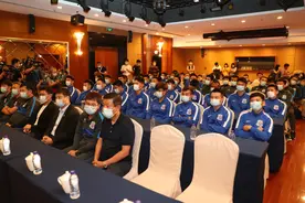 吴晓晖回应队内平均年龄质疑：家有一老，如有一宝图片