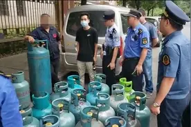 你以为是卖菜吗？有个老兄居然从安徽拉了25个煤气瓶到杭州小区门口叫卖图片