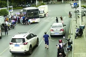小学生被卷入公交车底 热心路人合力抬车相救图片