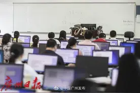 高考生，你的试卷，老师们快改完了图片
