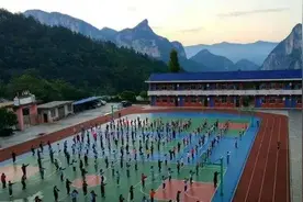 路断了！30个学生要赶考，没想到村民扛着锄头来了…图片