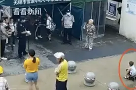 3岁萌娃自带板凳坐校门口等哥哥放学 被招募成“最小护学岗”图片