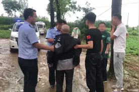 凌晨五点，警方开展紧急救助图片